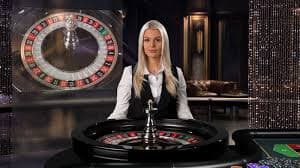 တိုက်ရိုက် ကာစီနို Live Dealer Baccarat ကစားနေသောမြင်ကွင်း